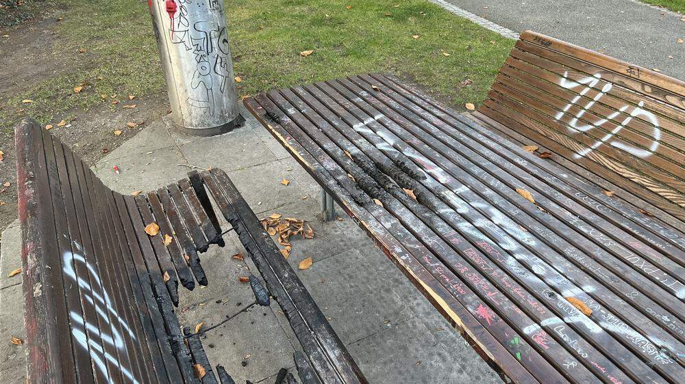 Eine Sitzbank und ein Tisch im Leobener Glacis-Park wurden angezündet und schwer beschädigt