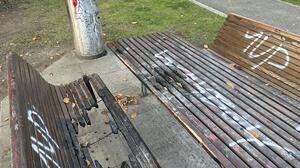 Eine Sitzbank und ein Tisch im Leobener Glacis-Park wurden angezündet und schwer beschädigt