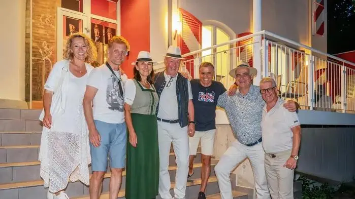 Illustre Geburtstagsrunde: die Touristiker Renate Ecker, Gernot Riedel, Ingrid Sieder, Geburtstagskind Max Strafinger, Thomas Michor, Georg Overs und Christopher Gruber (von links).