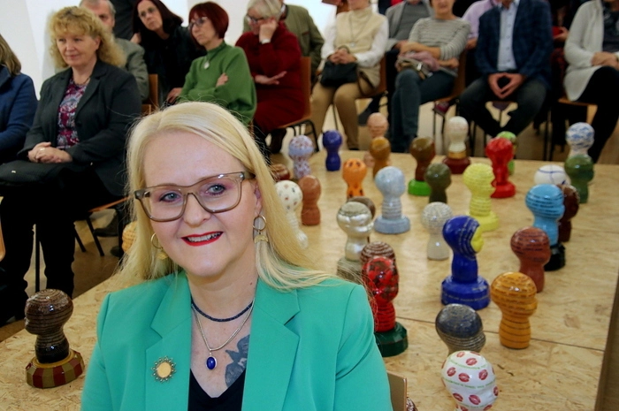 Zwei bekannte Künstlerinnen, und zwar die Köflacherin Raymonde Marcher Greinix sowie die in der Südsteiermark geborene und in Wien lebende Michaela Söll zeigen eine umfassende Auswahl ihrer Werke. (Söll war wegen einer Verletzung an der Teilnahme verhindert.)