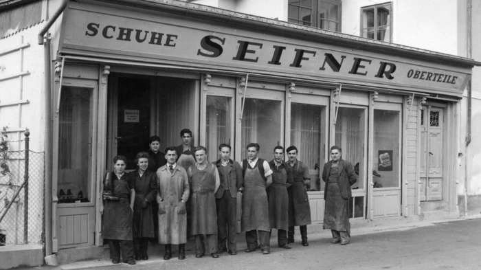 Früher wurden in der Bismarckgasse Schuhe und "Oberteile" verkauft...