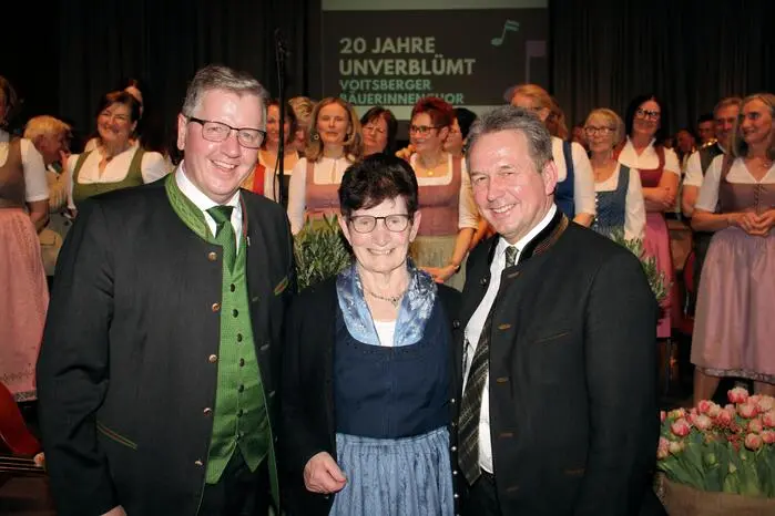 Im Anschluss des Jubiläumsabends wurde in gemütlicher Runde über so manche lustige Anekdoten der vergangenen 20 Jahre gesprochen und die anwesenden Musikgruppen sorgten mit flotten Klängen bis spät in die Nacht für einen würdigen Ausklang eines unverblümten Abends. 