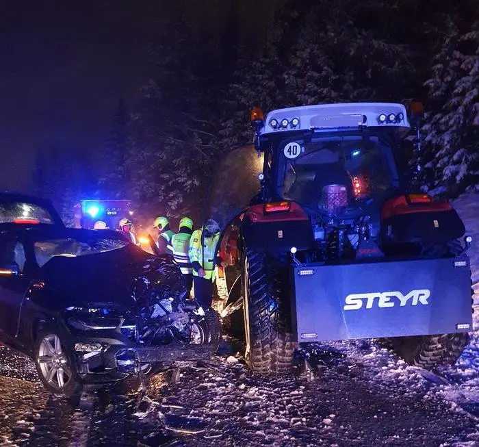 Der Pkw prallte gegen das Räumfahrzeug
