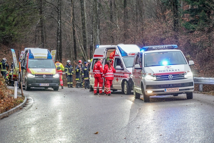 Nach der polizeilichen Freigabe wurden die Bergungsarbeiten von den alarmierten Feuerwehren durchgeführt.