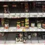 Fast leere Regale in einem Klagenfurter Spar-Markt. Vor allem Dosen sind gefragt 