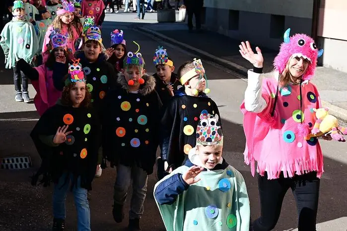 Bunte Kostüme, lachende Gesichter und ausgelassene Stimmung prägten das Bild des Umzugs, der sich als voller Erfolg entpuppte. 