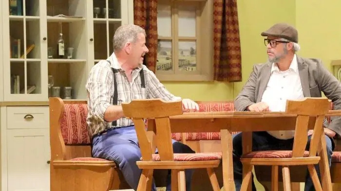 Es sind schon über 40 Jahre, dass  in der Gemeinde Frauenstein Theater gespielt wird. Am Freitag lud die Theatergruppe Mellach zum Schwank „Die Urlaubssklaven“ in den Kultursaal von Kraig. 