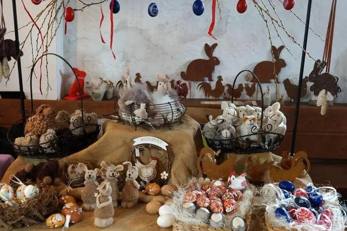 Es bieten rund 50 Aussteller Kunsthandwerk, österliche Deko und Geschenke sowie kulinarische Köstlichkeiten an.
