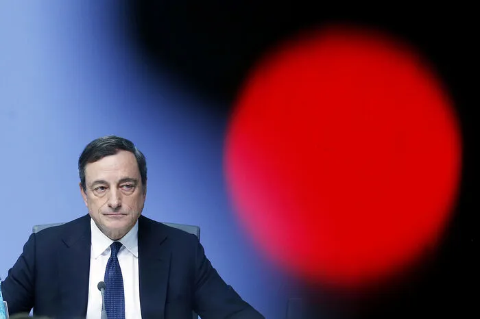 "Der EZB-Rat erwartet, dass die Zinssätze der EZB für einen längeren Zeitraum auf dem aktuellen Niveau oder darunter bleiben werden." (Draghi legt sich nach der EZB-Sitzung vom 4.7.2013 erstmals in der Geschichte der Notenbank auf künftige Zinsentscheidungen fest.)