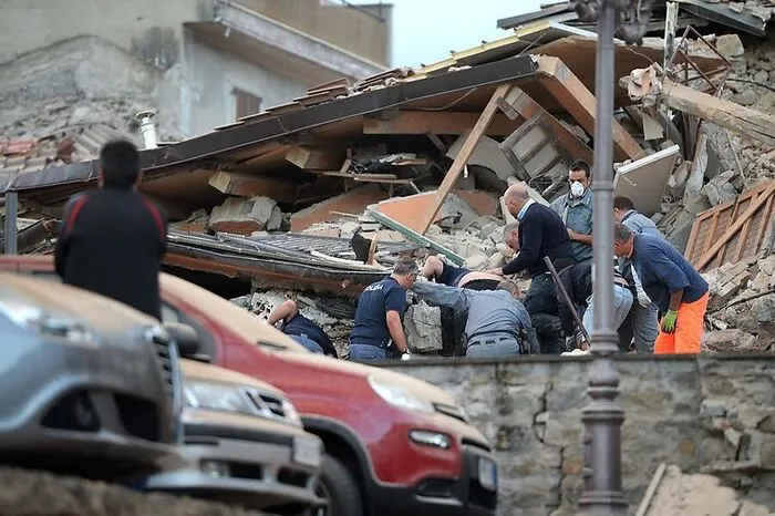 Nach dem ersten Erdbeben um 3.36 Uhr kam es zu weiteren Nachbeben, etwa gegen 6.00 Uhr in Arquata del Tronto in den Marken.