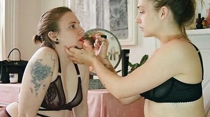 Lena Dunham und Jemima Kirke zeigen, dass sich auch mit Natürlichkeit Unterwäsche verkaufen lässt. lonelylabel.com