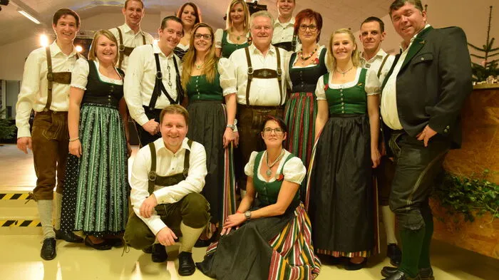 Gemeinsam haben die Landjugend St. Anna am Aigen sowie die Landjugend Bezirk Feldbach einen Ball auf die Beine gestellt, welcher seinesgleichen sucht. In traditionelle Tracht gewandet tanzten die Gäste durch die Nacht.