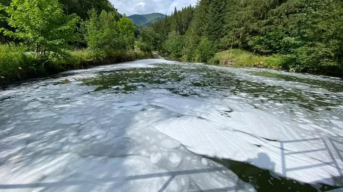 Ausgang nahm der Schaumteppich vom Kleinkirchheimerbach