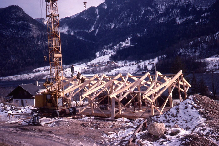 Das Ergebnis intensiver, durchdachter Planung: die gefinkelte Holzstruktur des Hauses Fischer auf einer historischen Aufnahme