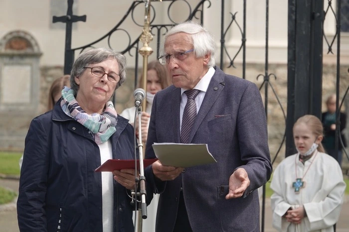 Maria Weberhofer und Sepp Fink erläuterten die Begriffe des Kunstwerks.