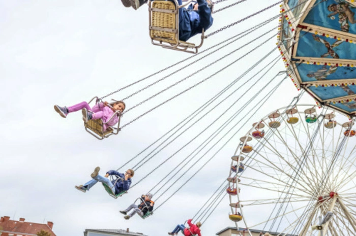 Der Bleiburger Wiesenmarkt, das größte und älteste Volksfest des Kärntner Unterlandes seit 1393, findet am ersten Septemberwochenende statt. Vom 1. bis 4. September 2023 werden auf einem Areal von 6,8 Hektar rund 340 Aussteller vertreten sein. Jährlich werden bis zu 130.000 Besucher erwartet. Zwei Wochen vor Marktbeginn findet die traditionelle Aufstellung der Freyung statt.