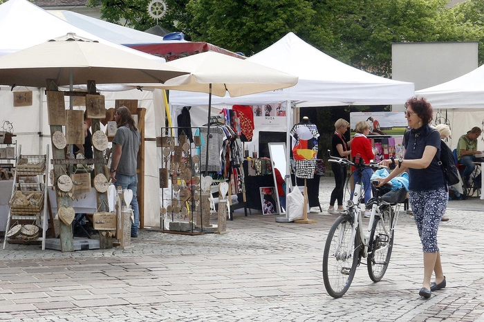 ...verwandeln den Platz in eine lebendige Marktkulisse.