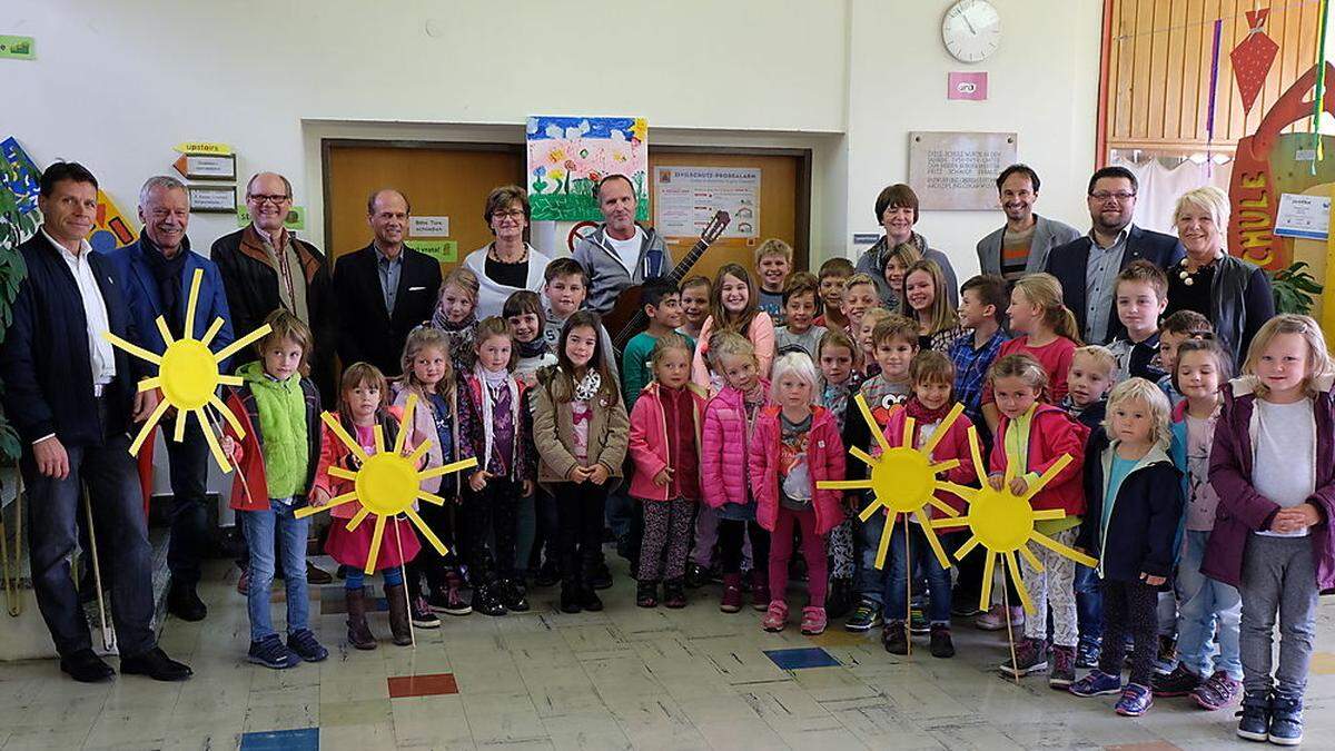 Strahlten mit der Sonne um die Wette: die Kinder der Volksschule und des Kindergartens Fürnitz