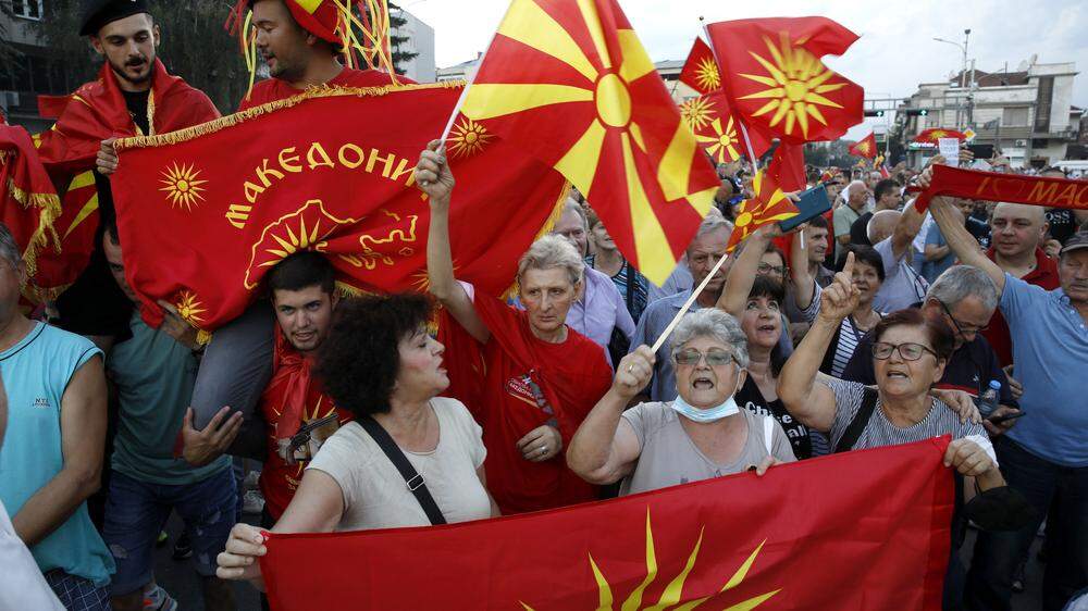 Vielen Nordmazedoniern gehen die Zugeständnisse an Bulgarien zu weit, es gibt Proteste. Einige fürchten, ihnen werde die Änderung ihrer nationalen Identität aufgezwungen, um Sofia gnädig zustimmen.
