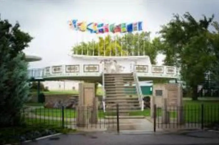 UFO-Landeplattform in St. Paul, Alberta/Kanada: Die kanadische Kleinstadt St. Paul im Bundesstaat Alberta hat sich bereits in den 1970er Jahren auf die Ankunft von Außerirdischen vorbereitet. So wurde die weltweit erste UFO-Landeplattform am 3. Juni 1967 anlässlich des 100. Geburtstags von Kanada eröffnet. Seit den 1990er Jahren können sich Besucher außerdem in der UFO Tourist Information eine Ausstellung mit Fotos von fliegenden Untertassen und Kornkreisen anschauen. Wer ein UFO gesehen hat, kann dies bei einer Hotline melden. Am 1. Juli 2017 feierte die Stadt das 50-jährige Jubiläum der UFO-Landeplattform und versiegelte zu diesem Anlass auch eine Zeitkapsel. Die St. Paul Lodge liegt nur 550 Meter von der UFO-Landeplattform entfernt, alle Zimmer haben einen eigenen Eingang und verfügen über kostenfreies WLAN.