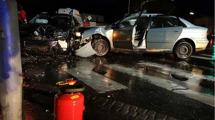 Zwei Autos stießen aus bisher unbekannter Ursache im Bereich der Forstingerkreuzung in der Leobener Kärntnerstraße Samstagabend zusammen.