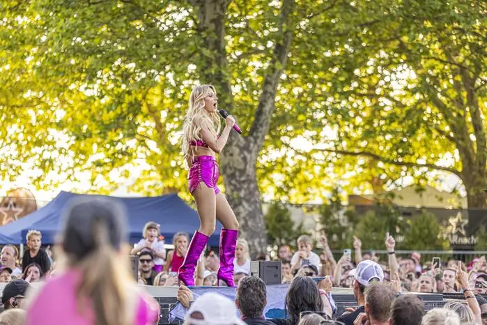 Klicken Sie sich durch die Bilder vom Konzert von Melissa Naschenweng in Klagenfurt!