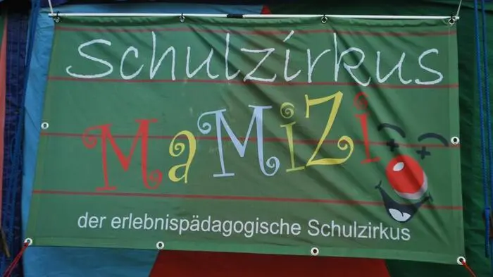 Der erlebnispädagogische Schulzirkus "MaMiZi" gastiert in der Volksschule Ehrenhausen. Eine Woche lang wurde geprobt, jetzt wird das Gelernte öffentlich gezeigt.