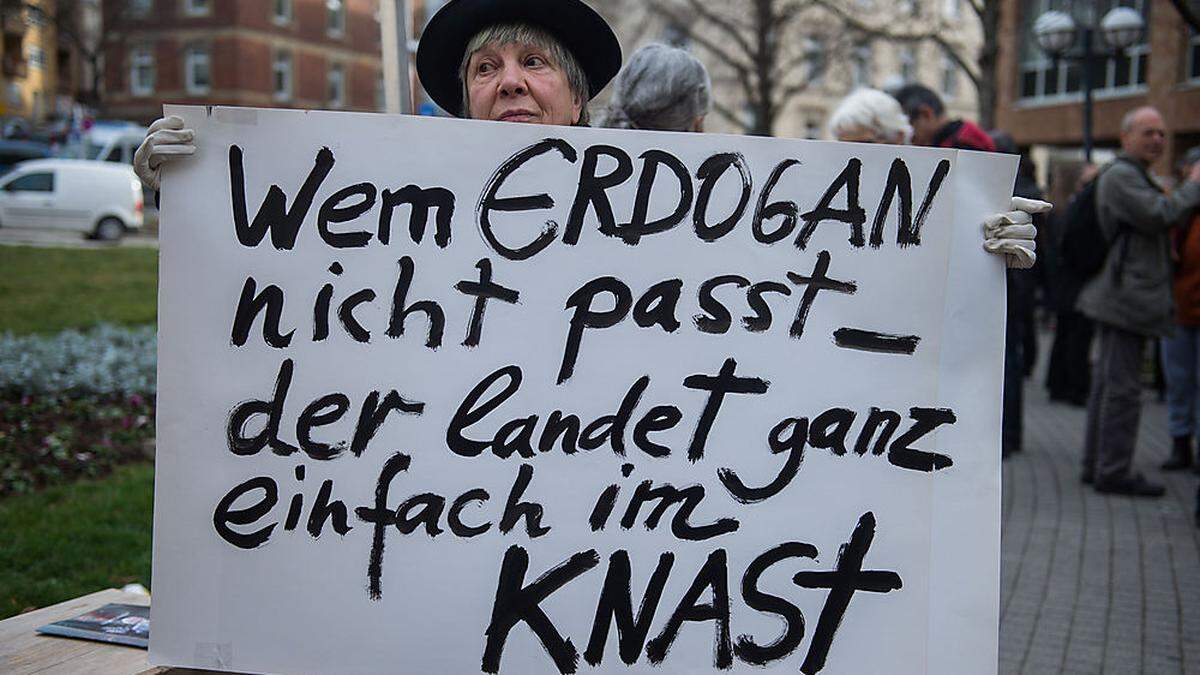 Demo zur Freilassung von Deniz Yücel im Frühjahr - mittlerweile ist der deutsche Journalist seit 200 Tagen in Haft