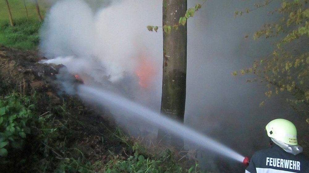 Drei Feuerwehren sind wegen eines Waldbrandes am Zigöllerkogel im Einsatz (Symbolbild)