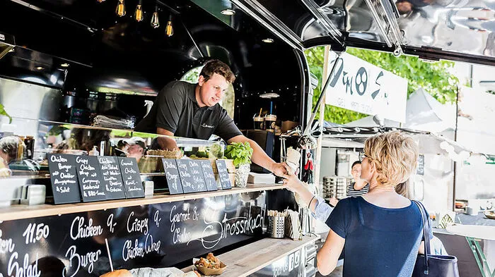 Elias Theiner in seinem handgefertigten Food Truck. Sein Backhendel bekommt eine Sonderbehandlung.