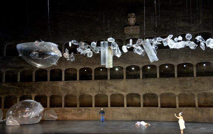 Plastikmüll, die modernen Meeresmedusen der Abfallgesellschaft, setzt im Bühnenbild von "Idomeneo" ein Zeichen 