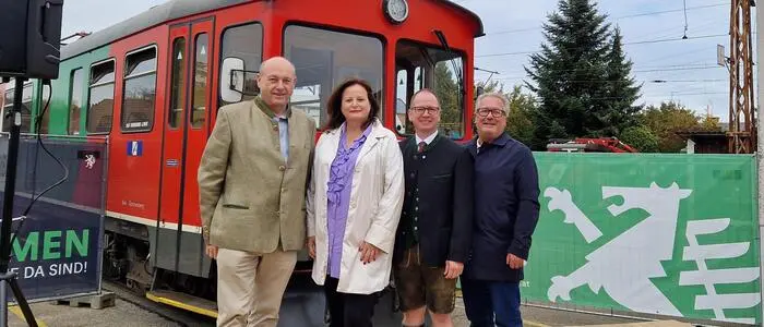 Landesrätin Claudia Holzer mit Peter Kronberger (Geschäftsführer Steiermarkbahn), Ronald Kiss (Direktor Steiermärkische Landesbahnen) und Peter Gspaltl (Geschäftsführer Verkehrsverbund Steiermark)