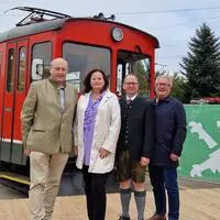 Landesrätin Claudia Holzer mit Peter Kronberger (Geschäftsführer Steiermarkbahn), Ronald Kiss (Direktor Steiermärkische Landesbahnen) und Peter Gspaltl (Geschäftsführer Verkehrsverbund Steiermark)