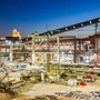 Der Voestalpine-Standort in Linz, wo das Projekt mit PMS-Beteiligung umgesetzt wird: Das Bild zeigt die hell beleuchtete Baustelle bei Nacht