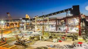 Der Voestalpine-Standort in Linz, wo das Projekt mit PMS-Beteiligung umgesetzt wird: Das Bild zeigt die hell beleuchtete Baustelle bei Nacht