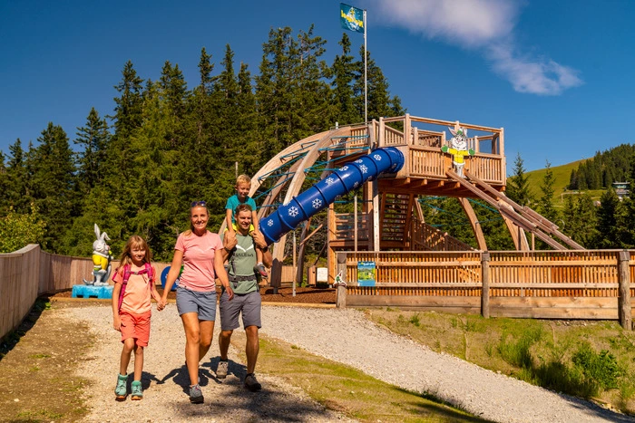 Ein echtes Highlight im Hopsiland – die acht Meter hohe Spielstation „Nordpol“.