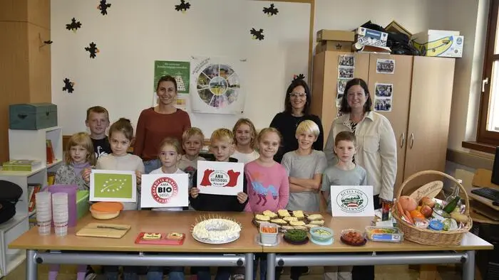 Einen Einblick in die vielfältigen Arbeiten am Bauernhof und was daraus entsteht, gaben die Ortsbäuerinnen Anja Schreiner und Manuela Wels den Schülerinnen und Schülern der 2. Klasse Volksschule Dechantskirchen.