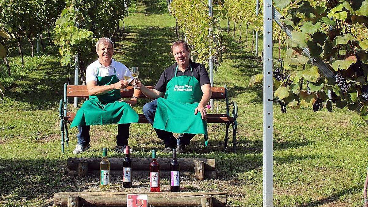 Valentin Tazoll (links) und Horst Krainz, Obmann des Weinbauvereins, bei der Verkostung der Weinauslese 2018 im Vereinsweingarten am Sittersdorfer Weinberg