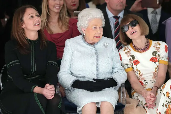 Aufmerksam verfolgte die Queen die Schau an der Seite von Modepäpstin Anna Wintour.