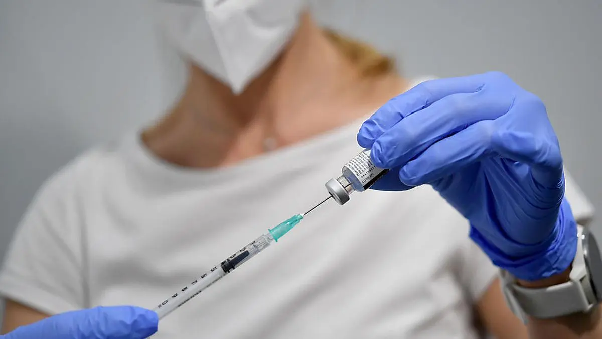 ABD0121_20210219 - SALZBURG - ÖSTERREICH: ++ THEMENBILD ++ Salzburg hat am Freitag, 19. Februar 2021, die Impfstraße am Salzburger Messegelände eröffnet. Im Bild zieht eine Ärztin den Corona-Impfstoff auf. - FOTO: APA/BARBARA GINDL