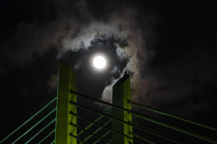 Der Mond geht in Portland, Oregon, in den USA auf.