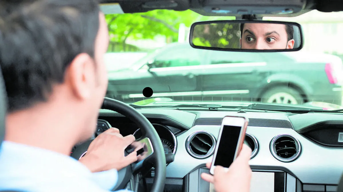 Wer mit Handy in der Hand am Steuer erwischt wird, muss mit 50 Euro Strafe rechnen
