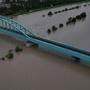 Die Save führt extremes Hochwasser, hier zu sehen die Hendrix-Brücke in Zagreb
