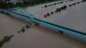 Die Save führt extremes Hochwasser, hier zu sehen die Hendrix-Brücke in Zagreb