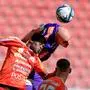 KLAGENFURT,AUSTRIA,07.APR.24 - SOCCER - ADMIRAL Bundesliga, championship group, SK Austria Klagenfurt vs TSV Hartberg. Image shows Nicolas Wimmer (A.Klagenfurt) and Ousmane Diakite (Hartberg). Photo: GEPA pictures/ Mario Buehner-Weinrauch