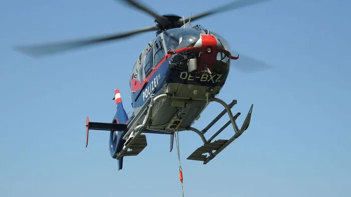 Auch ein Polizeihubschrauber sucht nach den Flüchtigen