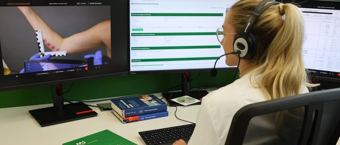 Eine Gerichtsmedizinerin in Graz kann mit „Forensic PETRA“ eine Untersuchung in Leoben digital begleiten
