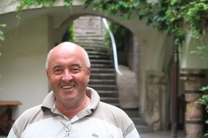 Stellen Sie sich vor? Ich wohne in Kapfenberg und bin Obmann des dortigen Filmklubs. Was gefällt Ihnen an Ihrer Gemeinde? Mir gefällt, dass die Stadt immer vorne dabei ist, wenn es um Fortschritt geht, sei es im kommunalen, im wirtschaftlichen oder im kulturellen Bereich. Was würden Sie als Bürgermeister ändern? Ich würde den Kunstvereinen und Kunstinitiativen mehr öffentliche Anerkennung geben. Damit würde auch gezeigt, was unsere heimischen Kunstschaffenden für die Stadt und die Region leisten.
