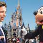 Mann gegen Micky Maus: Der Gouverneur Ron DeSantis (l.) hat den Unterhaltungsriesen Disney gegen sich aufgebracht 	