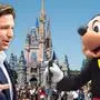 Mann gegen Micky Maus: Der Gouverneur Ron DeSantis (l.) hat den Unterhaltungsriesen Disney gegen sich aufgebracht 	